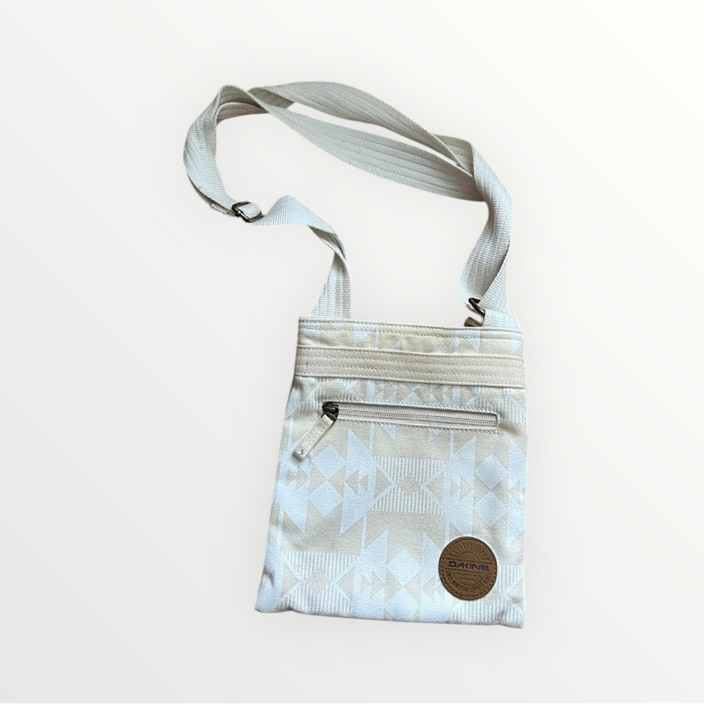 ◻️DAKINE: Women’s over the shoulder cream/white design fabric purse preowned◻️